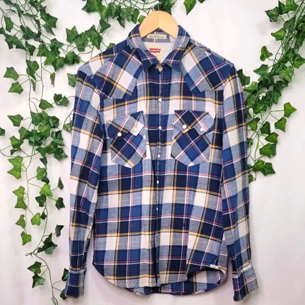 Levi's. Plaid Casual Button Down Flannel Shirt. Size Small. EUC